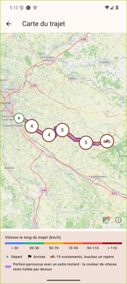 La carte du trajet : la trace colorée par vitesse, les portions parcourues avec un autre motard en violet et les croisements groupés en repères numérotés.