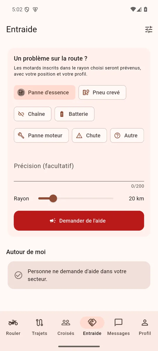 L’écran d’entraide : « Un problème sur la route ? », six causes de panne dont la panne d’essence sélectionnée, un curseur de rayon réglé sur 20 km et le bouton rouge « Demander de l’aide ».